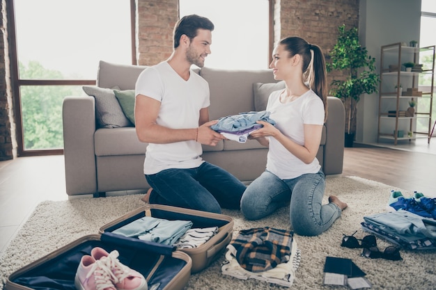 charmante dame beau mec couple amical toucher des vêtements