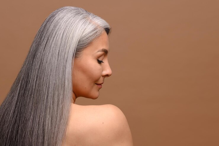 Photo une charmante femme d'âge moyen avec les épaules nues.