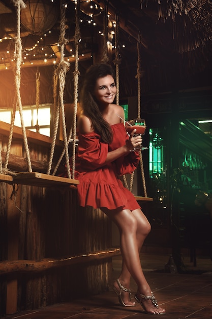 Charmante femme dans le bar d'été