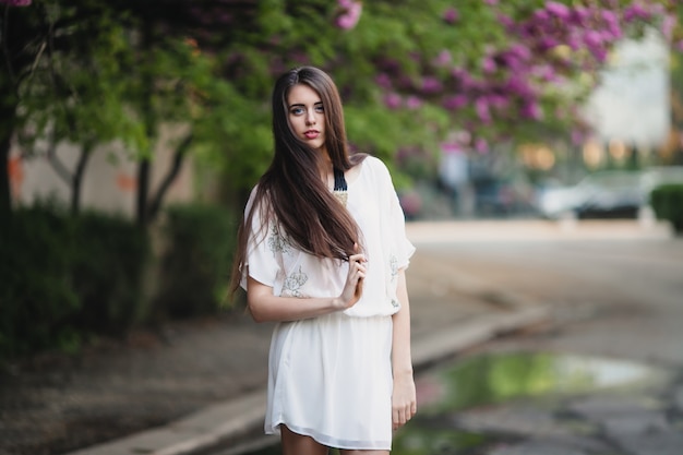 Charmante femme dans la rue