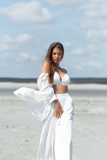 Charmante femme debout sur la plage