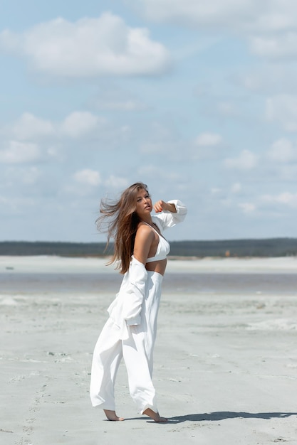 Charmante femme debout sur la plage