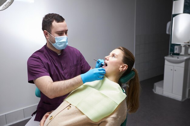 Charmante femme enceinte lors d'un examen médical régulier au cabinet du dentiste Concept de soins bucco-dentaires