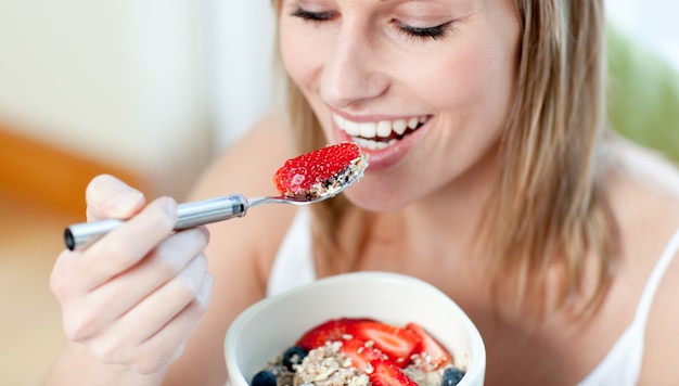 Charmante femme mangeant muesli aux fruits