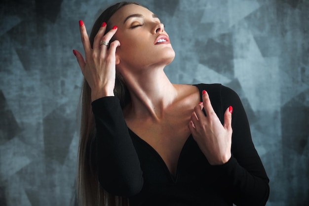 Charmante femme en robe noire à la maison