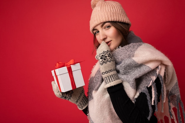 Charmante Femme Sexy Jeune Mur Positif Isolée Sur Un Mur Rouge Portant L'hiver