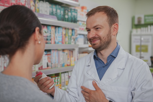 Charmante femme shopping en pharmacie