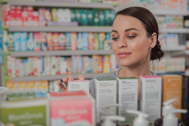 Charmante femme shopping en pharmacie