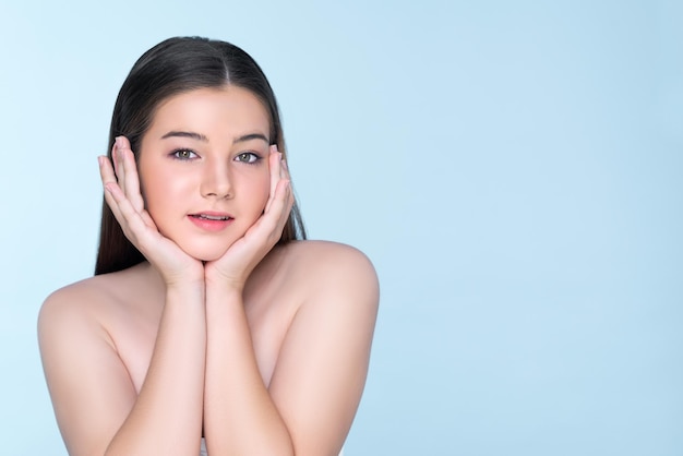 Charmante fille avec un portrait de peau impeccable pour la beauté et le concept cosmétique