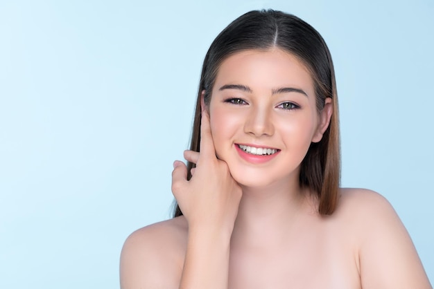 Charmante fille avec un portrait de peau impeccable pour la beauté et le concept cosmétique