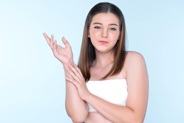 Charmante fille avec un portrait de peau impeccable pour la beauté et le concept cosmétique