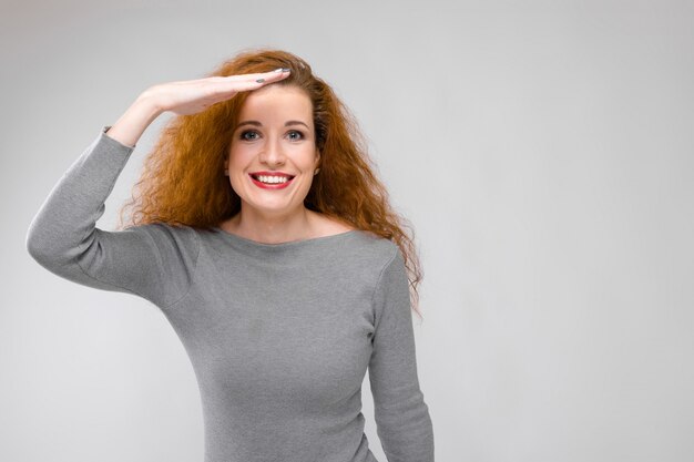 Charmante jeune fille aux cheveux rouges