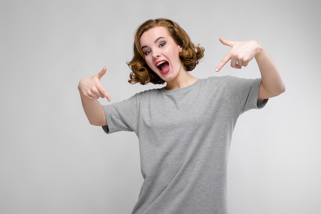 Charmante jeune fille dans un tshirt gris sur gris