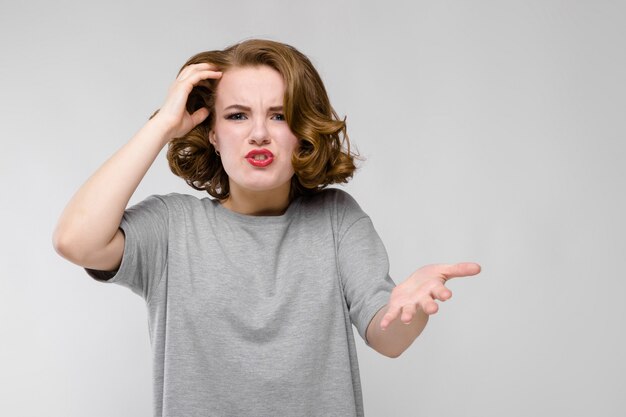 Charmante jeune fille dans un tshirt gris sur gris