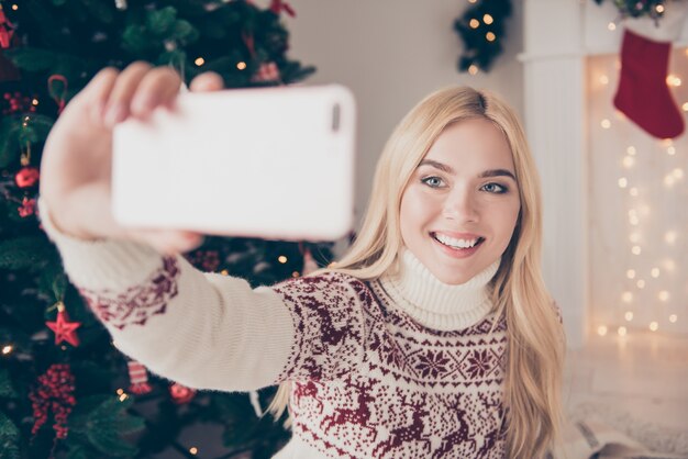 Charmante jolie femme magnifique en costume de Noël tricoté