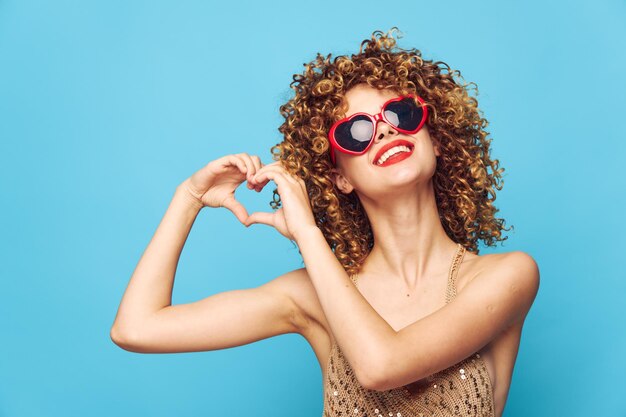 Charmante mannequin dansant vue coupée lunettes de soleil rouges et l'amour