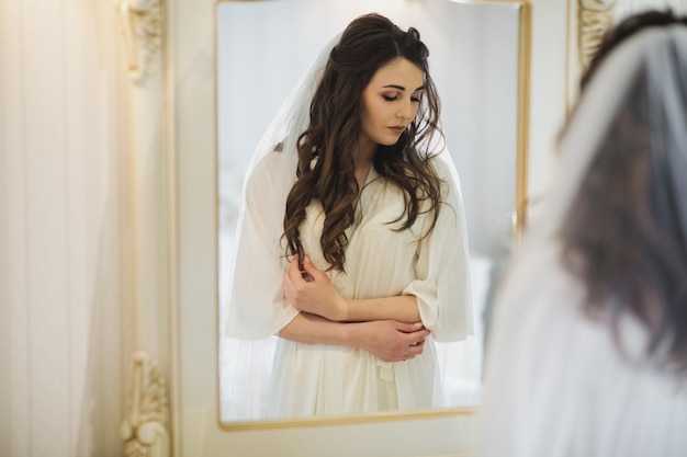 La charmante mariée se retourne dans le palais