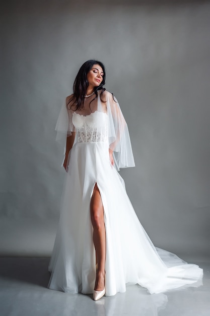 Charmante mariée vêtue d'une robe de mariée