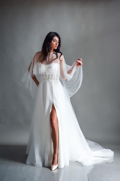 Charmante mariée vêtue d'une robe de mariée