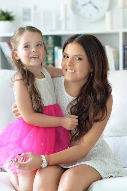 Charmante petite fille avec maman