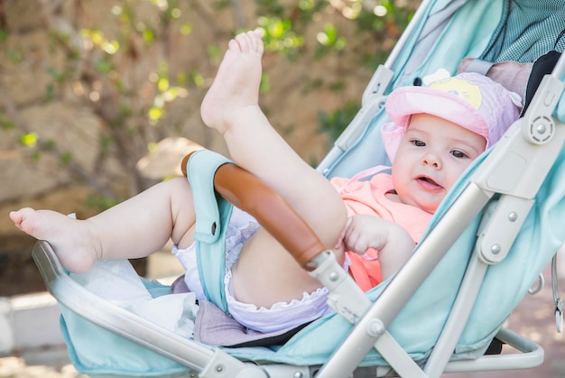 Charmante petite fille nouveau-née dans un landau bleu