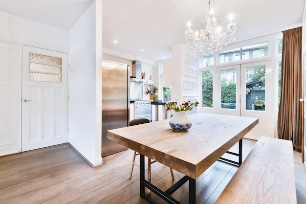 Charmante salle à manger avec un lustre en cristal