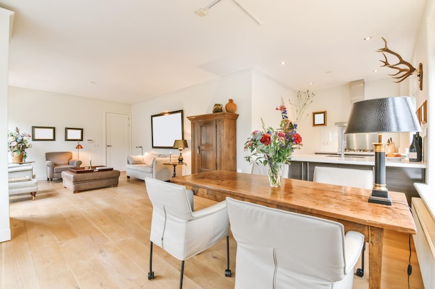 Charmante salle à manger avec une table en bois solide