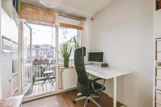 Une charmante salle de travail avec un bureau blanc