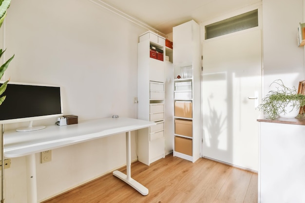 Une charmante salle de travail avec un bureau blanc