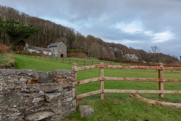 Les charmantes maisons rurales de la campagne de Moville en Irlande du Nord
