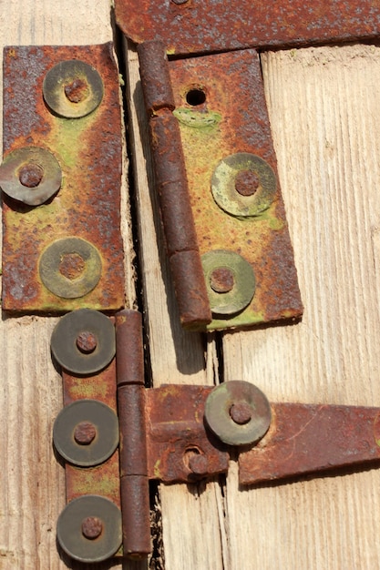 charnières de porte en bois