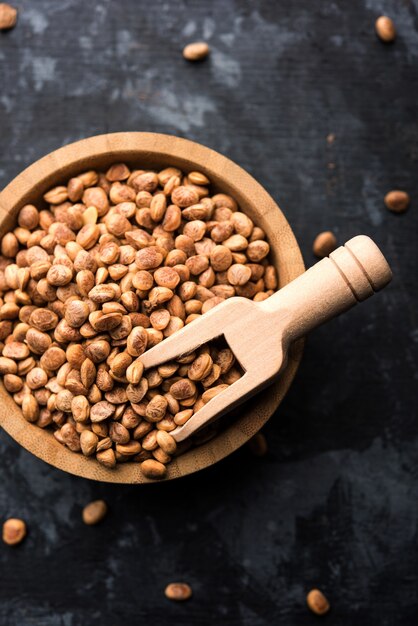 Charolya indienne, Buchanania lanzan, graines de noyaux d'amandes dans un bol ou une pile. mise au point sélective