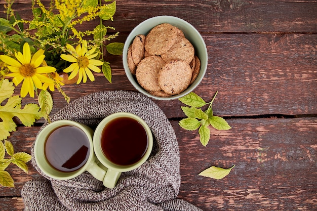 Écharpe tricotée avec une tasse de thé chaude