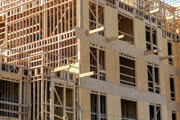 Charpente de construction dans les bâtiments et maisons en bois