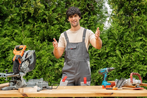 Charpentier à l'aide d'un caméscope dans l'atelier Artisan de race blanche avec enregistrement par caméra Tutoriel de bricolage