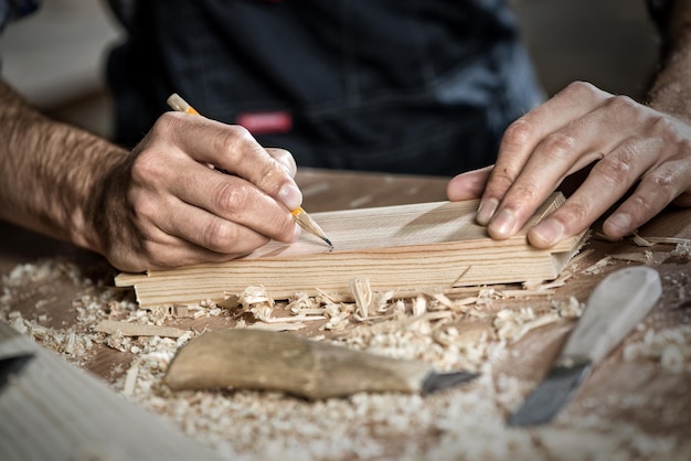 Charpentier au travail