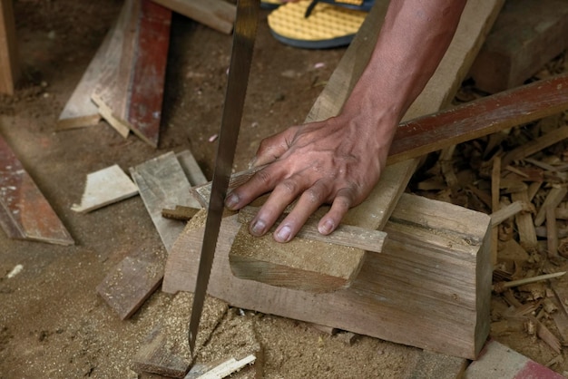 Charpentier en Birmanie travaillant dans son atelier