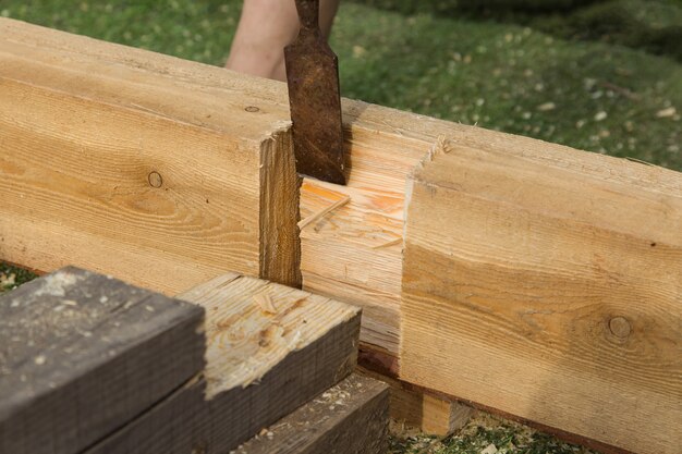 Charpentier coupant une section rectangulaire de bois