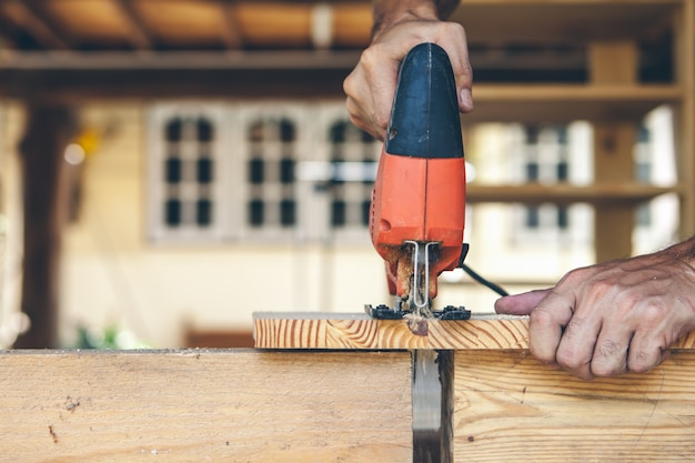 Le charpentier fabrique des meubles les meubles