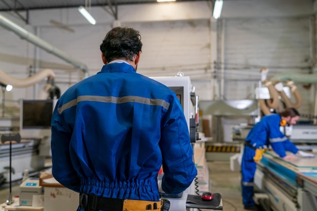 Charpentier faisant des meubles dans l'atelier