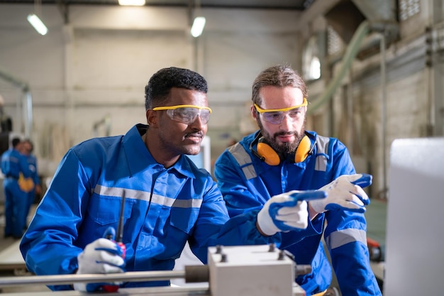 Photo charpentier faisant des meubles dans l'atelier