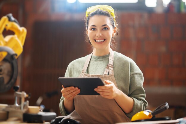 Charpentier de femme dans l'atelier