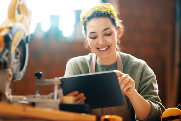 Charpentier de femme dans l'atelier