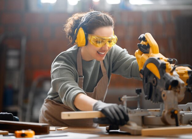 Charpentier de femme dans l'atelier