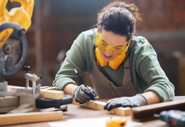 Charpentier de femme dans l'atelier