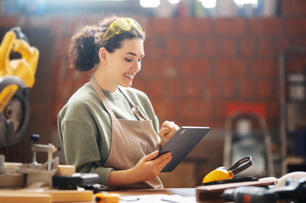 Charpentier de femme dans l'atelier