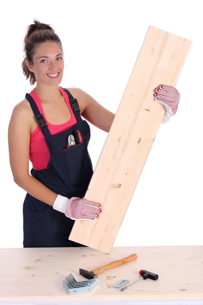 Charpentier femme tenant une planche de bois