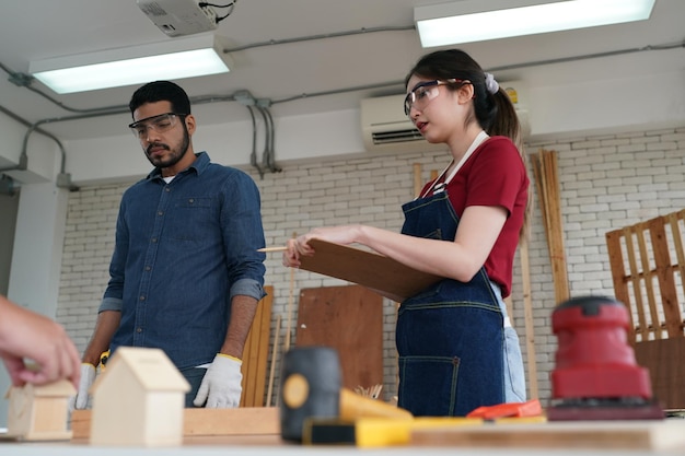 Photo charpentier ou ouvrier d'entrepôt choisissant du bois brut pour le travail à l'entrepôt de menuiserie