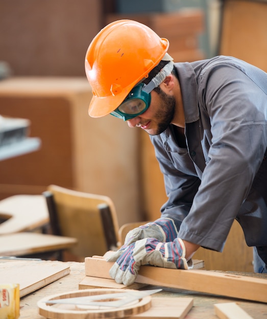 Charpentier travaillant sur le bois