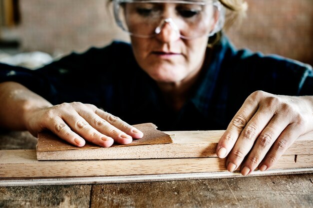 Photo charpentier travaillant avec un bois